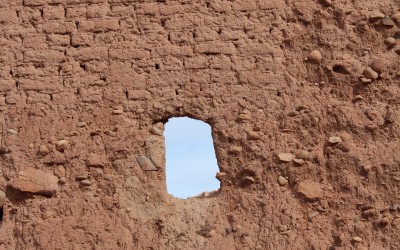 Ventana en muro tierra: tapial y adobe